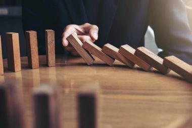 İşadamı el ahşap Domino ef durdurma düşen yakın çekim