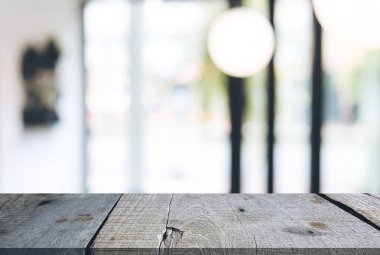 Seçili odak boş ahşap masa ve kahve dükkanı veya bl görüntü
