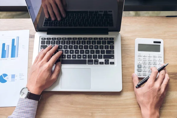 Elegante uomo d'affari che lavora sul suo computer portatile in una caffetteria, anale — Foto Stock