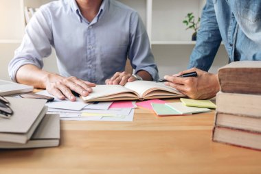 Öğretmen arkadaşlar, genç öğrenciler kampüs veya sınıf arkadaşları ile o Kitaplar