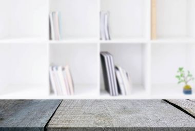 Seçilen odak boş eski ahşap masa ve