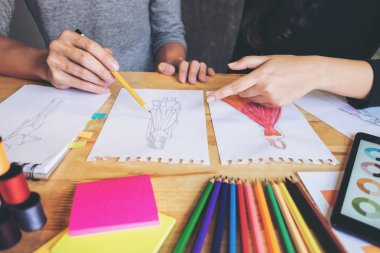 İki genç terzi veya Tasarımcı meslektaşları moda d çalışma