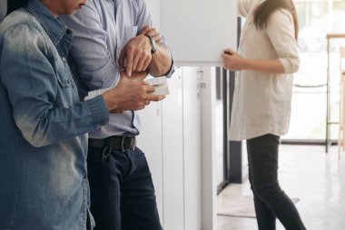 Neşeli genç öğrenci ayakta tutan kitap ve okuma, classm