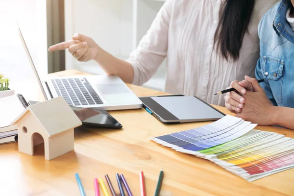 Jóvenes colegas diseñadores trabajando juntos en un proyecto creativo — Foto de Stock