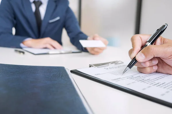 Entrevistador o Junta de lectura de un curriculum vitae durante la entrevista de trabajo, Empl — Foto de Stock