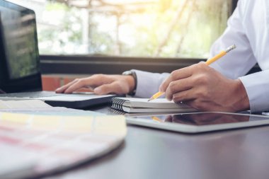 Yaratıcı yaratıcılık grafik tasarımcı grafik tablo ile çalışma