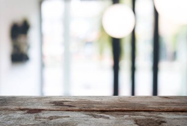 Seçili odak boş ahşap masa ve kahve dükkanı veya bl görüntü