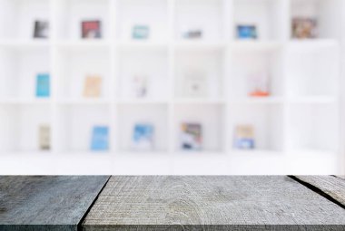 Seçilen odak boş eski ahşap masa ve