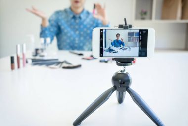 Zarif kadın ya da güzellik blogger reco üzerinde fırça ile gülümseyen mutlu