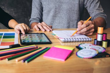 İki genç terzi veya Tasarımcı meslektaşları moda d çalışma