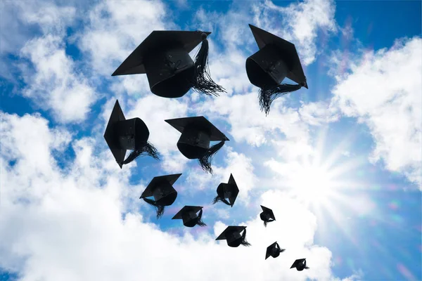 Giorno di laurea, Immagini di berretti di laurea o cappello gettando nel — Foto Stock