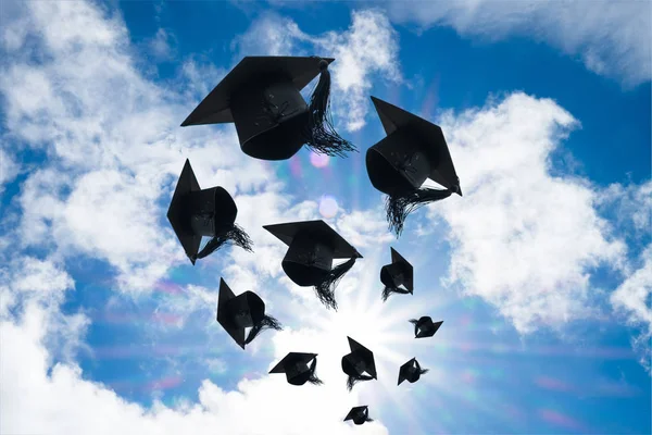 Graduatiedag, beelden van afstuderen Caps of hoed gooien in de — Stockfoto