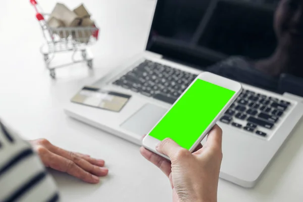 Mujer feliz usando el teléfono inteligente y pagos de registro de tarjetas de crédito —  Fotos de Stock