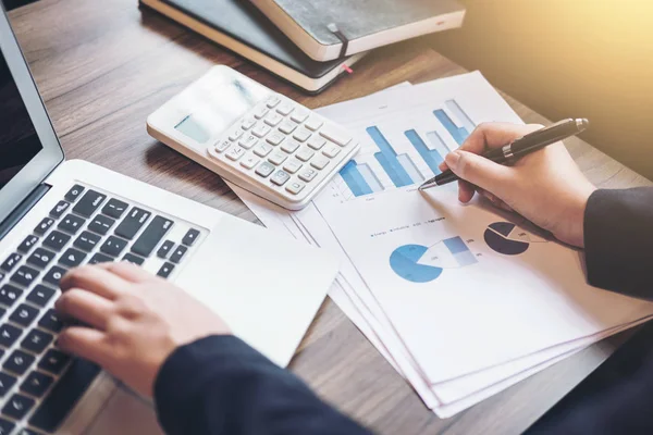 Mujer de negocios profesional trabajando con calculadora, Haciendo finan — Foto de Stock