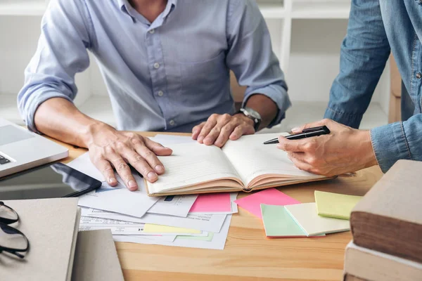 Öğretmen arkadaşlar, genç öğrenciler kampüs veya sınıf arkadaşları ile o Kitaplar