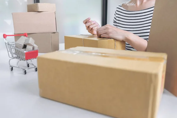 Internet conceito de compras on-line, Jovem vendedora mulher preparando p — Fotografia de Stock