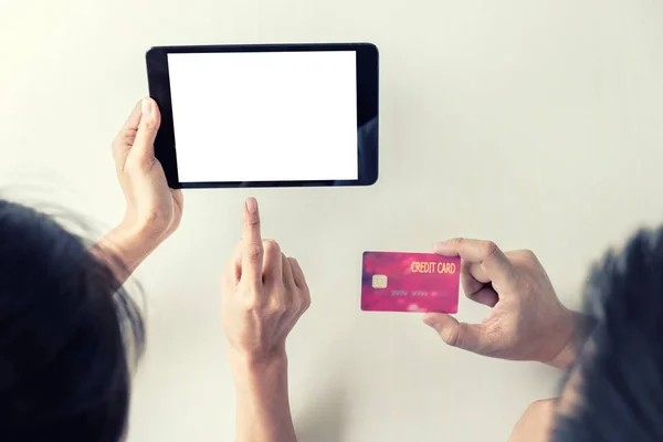 Dwie osoby przy użyciu tabletu i kredytowej karty rejestracji płatności — Zdjęcie stockowe