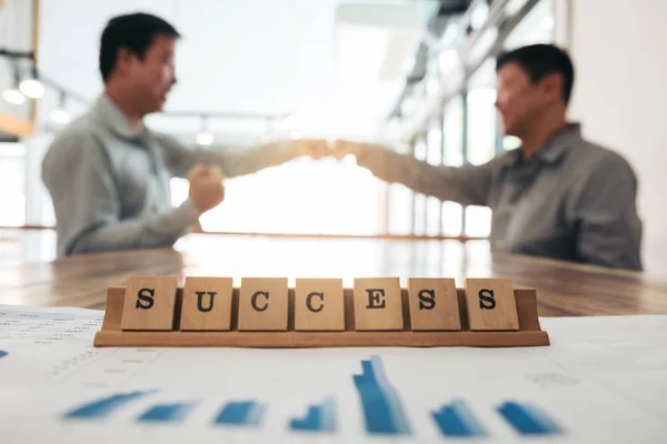 Reunião da equipe de negócios e conceito de discussão, palavra de sucesso em wo — Fotografia de Stock