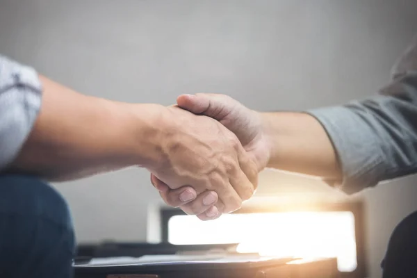 Two business men shaking hands during a meeting to sign agreemen — Stock Photo, Image