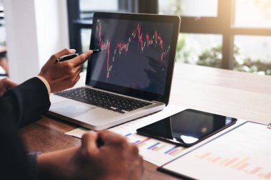 İş takım iki meslektaşları ile bilgisayar, dijital tabl çalışma