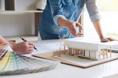İki genç kadın iç tasarım veya p üzerinde çalışan grafik tasarımcı