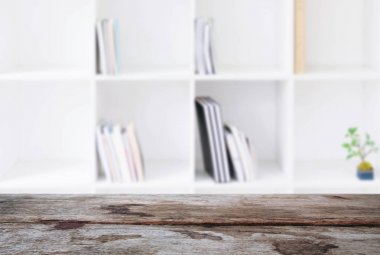 Seçilen odak boş eski ahşap masa ve