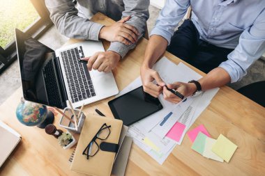 Öğretmen arkadaşlar, genç öğrenciler kampüs veya sınıf arkadaşları ile o Kitaplar