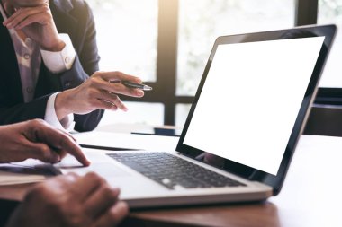 Başlangıç iş adamları toplantı, genç yaratıcı iş arkadaşlarınızla grup 