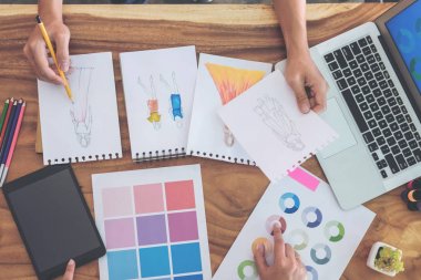İki genç profesyonel moda tasarımcısı meslektaşları çalışma ve p