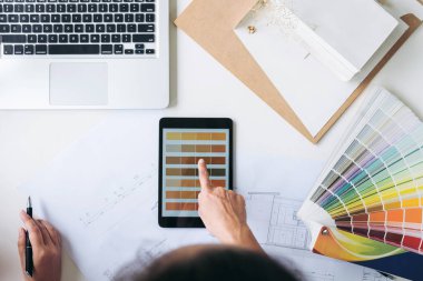 İki genç kadın iç tasarım veya p üzerinde çalışan grafik tasarımcı