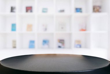 Seçilen odak boş eski ahşap masa ve