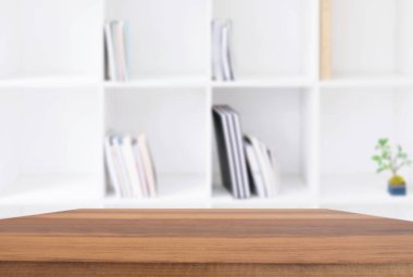 Seçilen odak boş eski ahşap masa ve