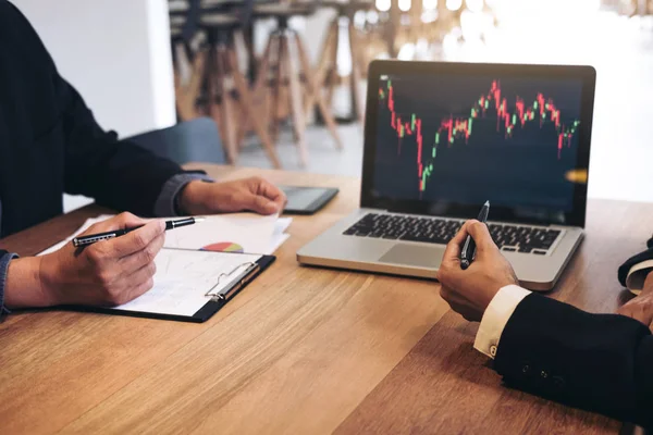 Equipo de negocios dos colegas que trabajan con la computadora, tabl digital —  Fotos de Stock