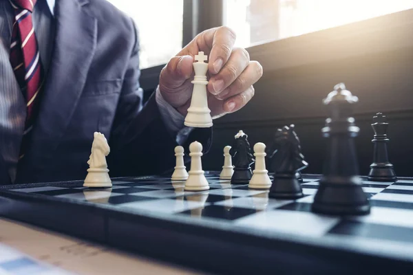 Закрыть руки уверенные коллеги-бизнесмены, играющие в шахматы — стоковое фото
