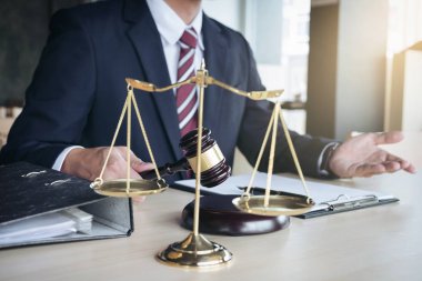 El yakın çekim, isabet tokmak ve Rep adaletin terazisi yargıç