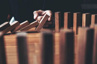 İşadamı el ahşap Domino ef durdurma düşen yakın çekim