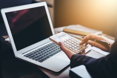 Hesap makinesi ile çalışmaya, finan yapıyor profesyonel iş kadını