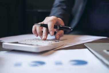 Hesap makinesi ile çalışmaya, finan yapıyor profesyonel iş kadını