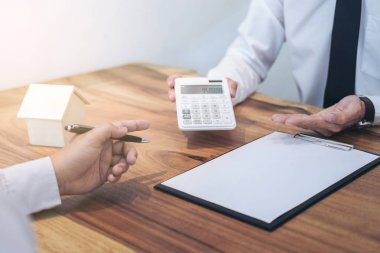 Adam bir ev sigortası ev kredileri üzerinde işareti, Ajan Ajan tutun