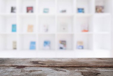 Seçilen odak boş eski ahşap masa ve