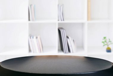 Seçilen odak boş eski ahşap masa ve