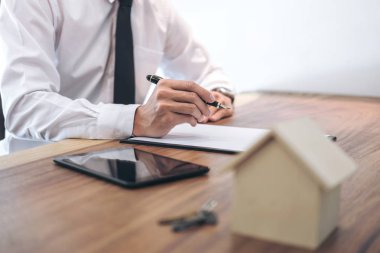 Adam işareti bir ev sigortası ev kredileri, işadamı işareti üzerinde