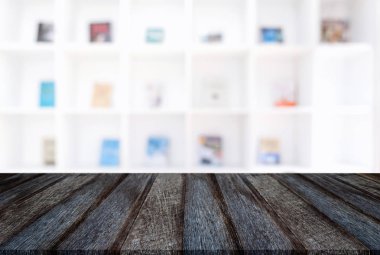 Ahşap masa boş ve soyut m önünde arka plan bulanıklık