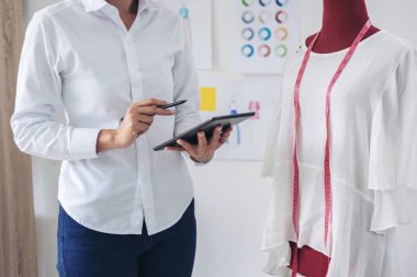 Şık moda tasarımcısı ölçü kırmızı sketc kukla ile çalışma