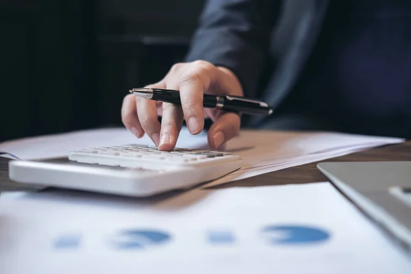 Mujer de negocios profesional trabajando con calculadora, Haciendo finan — Foto de Stock