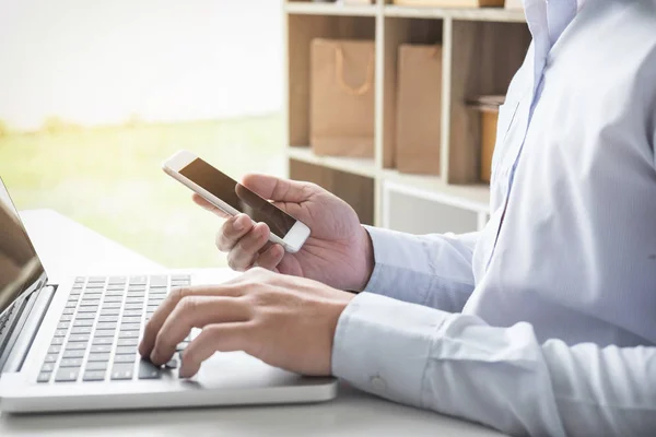 Hombre felicidad utilizando el teléfono inteligente registro pagos en línea shoppin —  Fotos de Stock