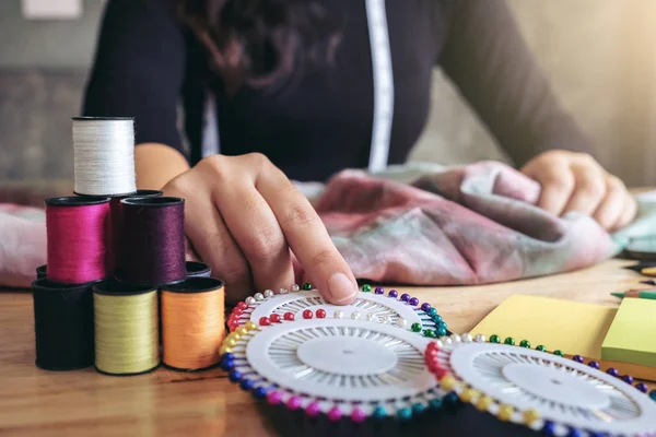 Mujer joven modista o diseñadora trabajando como diseñadora de moda , — Foto de Stock