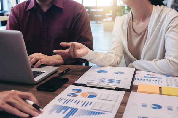 Başlangıç iş adamları toplantı, genç yaratıcı iş arkadaşlarınızla grup 