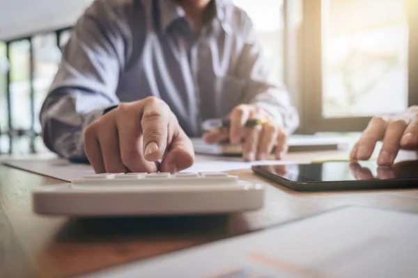 Business team två verkställande kollegor diskuterar och analys w — Stockfoto