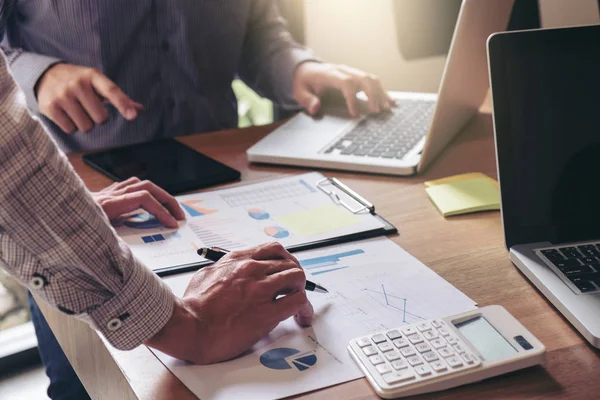 Ekip çalışması süreci, iş takım iki yöneticileri iş arkadaşları discussi